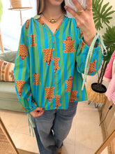 Carregar imagem no visualizador da galeria, Blusa estampa selva azul/verde
