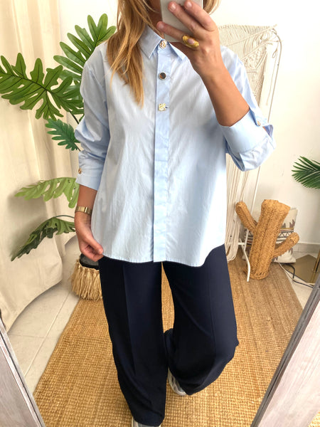 Camisa azul claro com botões dourados