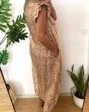 Carregar imagem no visualizador da galeria, Vestido camisa com folho manga estampa bambi beje
