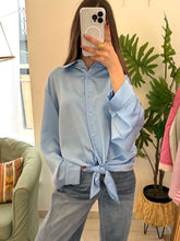 Carregar imagem no visualizador da galeria, Camisa acetinada laçada azul SMF
