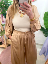Carregar imagem no visualizador da galeria, Blusa/casaco acetinado botões camel
