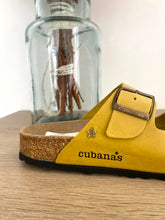 Carregar imagem no visualizador da galeria, Chinelo fivelas amarelo Cubanas
