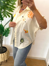 Carregar imagem no visualizador da galeria, Camisa oversize bordados praia

