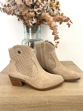 Carregar imagem no visualizador da galeria, Botim de camurça beje Ruika
