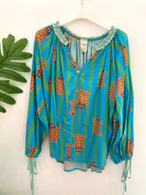 Carregar imagem no visualizador da galeria, Blusa estampa selva azul/verde
