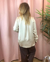 Carregar imagem no visualizador da galeria, Blusa acetinada Viellette beje
