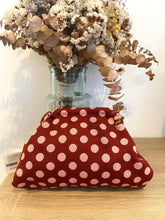 Carregar imagem no visualizador da galeria, Clutch malha Bordeaux bolas rosa
