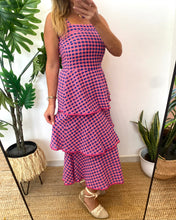Carregar imagem no visualizador da galeria, Vestido vichy folhos rosa com azul
