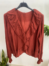 Carregar imagem no visualizador da galeria, Blusa folho crepe telha
