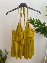 Carregar imagem no visualizador da galeria, Top alças com folhos amarelo
