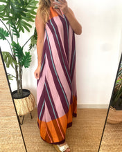 Carregar imagem no visualizador da galeria, Vestido estampado riscas com pedras rosa
