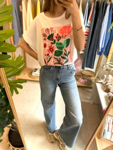 Carregar imagem no visualizador da galeria, T-shirt branca flores
