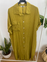 Carregar imagem no visualizador da galeria, Vestido camisa liso estampado com bolso verde azeitona
