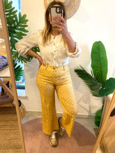 Carregar imagem no visualizador da galeria, Calças sarja florzinhas amarelo
