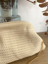 Carregar imagem no visualizador da galeria, Clutch malha lisa creme
