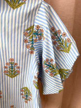 Carregar imagem no visualizador da galeria, Camisa riscas e flores manga balão azul
