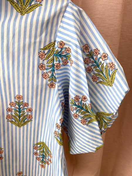 Camisa riscas e flores manga balão azul
