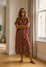Carregar imagem no visualizador da galeria, Vestido camisa estampa animal print Bordeaux
