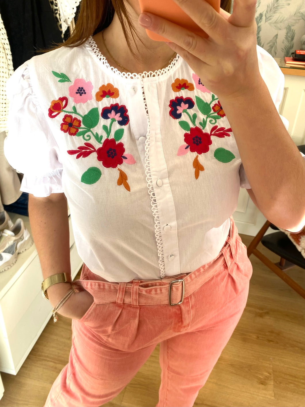 Camisa manga curta flores bordadas