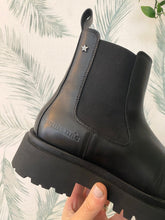 Carregar imagem no visualizador da galeria, Botim elástico pele preto Cubanas
