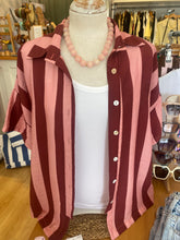 Carregar imagem no visualizador da galeria, Camisa oversize riscas rosa e Bordeaux
