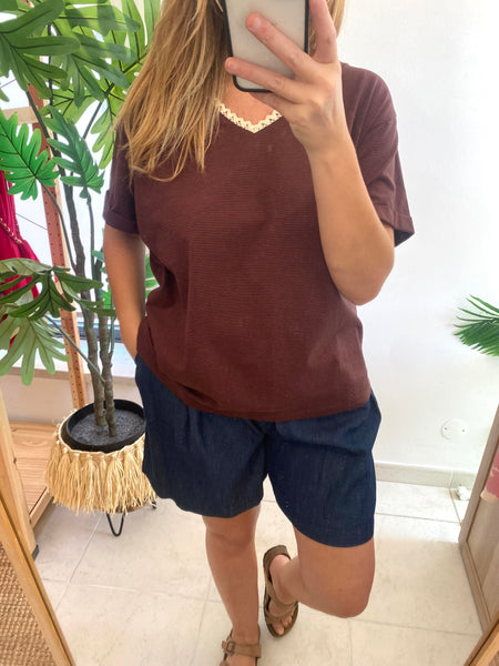 T-shirt riscas decote V com renda