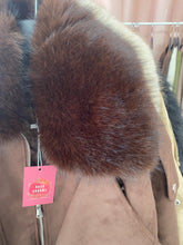 Carregar imagem no visualizador da galeria, Blusão com gola de pêlo castanho
