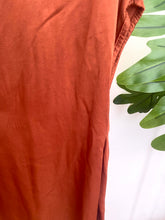 Carregar imagem no visualizador da galeria, Blusa acetinada oversize telha
