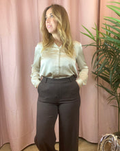 Carregar imagem no visualizador da galeria, Blusa acetinada Viellette beje

