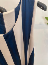 Carregar imagem no visualizador da galeria, Vestido midi malha fria estampa riscas

