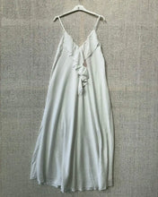 Carregar imagem no visualizador da galeria, Vestido alça fina com folho branco
