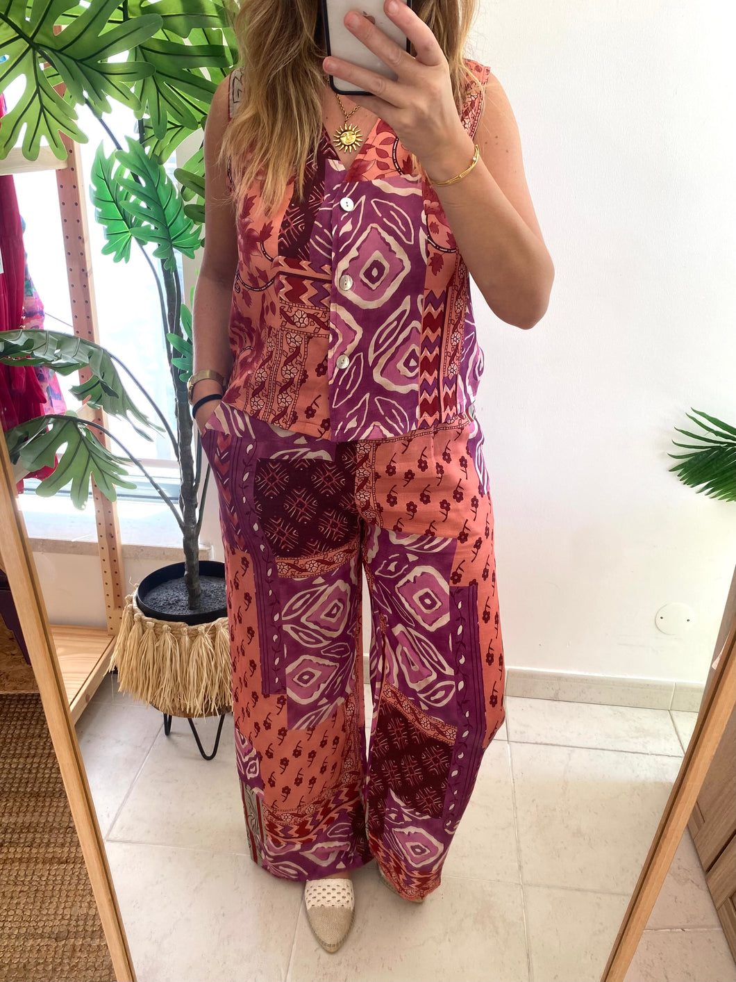 Conjunto de colete e calças flores telha