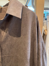 Carregar imagem no visualizador da galeria, Camisa oversize pele de pêssego toupe
