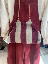 Carregar imagem no visualizador da galeria, Clutch malha com pêlo riscas verde e Bordeaux
