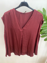 Carregar imagem no visualizador da galeria, Blusa acetinada oversize bordeaux
