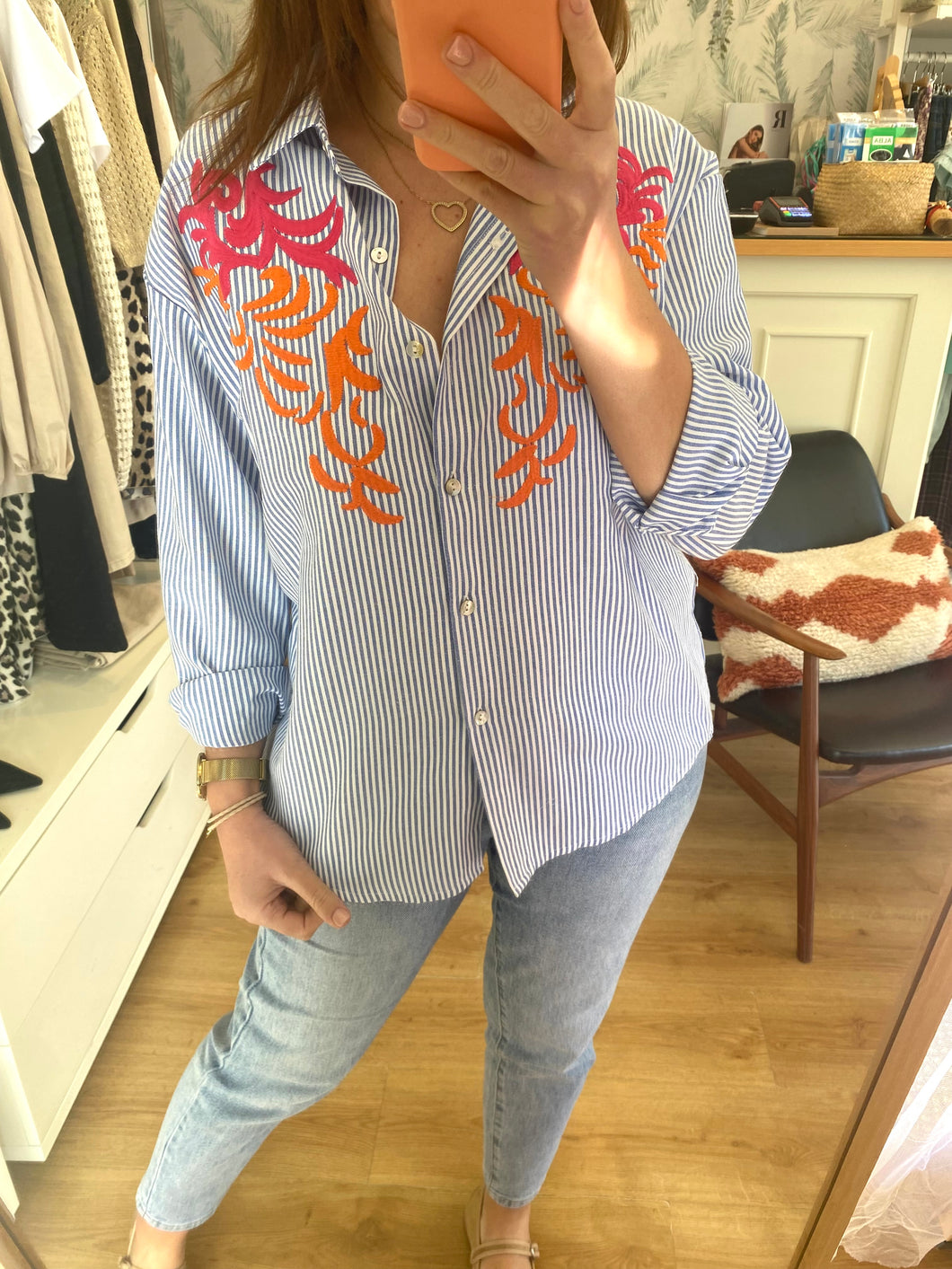 Camisa riscas azuis bordado laranja/rosa