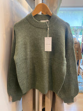 Carregar imagem no visualizador da galeria, Camisola Vivioli kaki Vila
