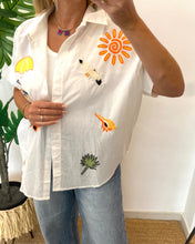 Carregar imagem no visualizador da galeria, Camisa oversize bordados praia
