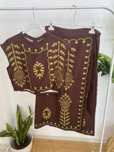 Carregar imagem no visualizador da galeria, Conjunto de blusa e saia castanho

