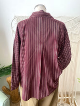 Carregar imagem no visualizador da galeria, Camisa oversize riscas bordeaux

