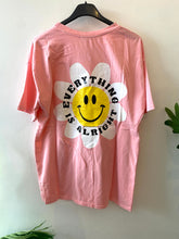 Carregar imagem no visualizador da galeria, T-shirt flower smile rosa

