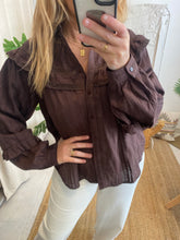 Carregar imagem no visualizador da galeria, Camisa castanha folhos
