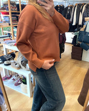 Carregar imagem no visualizador da galeria, Camisola de malha decote V telha
