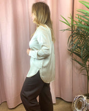 Carregar imagem no visualizador da galeria, Blusa acetinada Viellette beje

