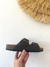 Carregar imagem no visualizador da galeria, Chinelo fivelas comporta castanho Cubanas
