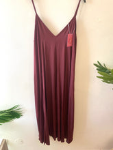 Carregar imagem no visualizador da galeria, Vestido acetinado alças finas bordeaux
