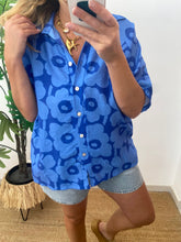 Carregar imagem no visualizador da galeria, Camisa oversize padrão flores azulão
