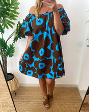Carregar imagem no visualizador da galeria, Vestido curto manga balão flores grandes azul e castanho
