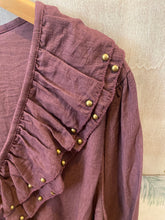 Carregar imagem no visualizador da galeria, Blusa folho com tachas ameixa
