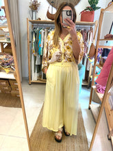 Carregar imagem no visualizador da galeria, Blusa/casaco acetinado flores amarelo
